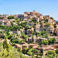 Entre villages perchés, nature préservée et art de vivre provençal